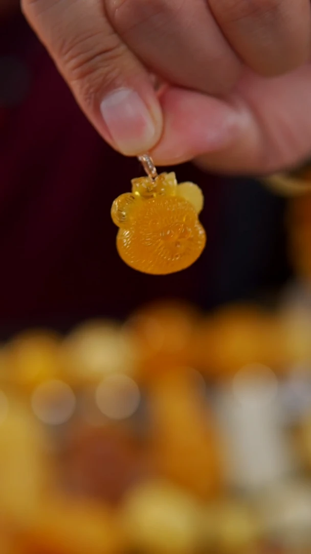 【闪购商品】蜜蜡颈饰18K金镶嵌5.06小熊头吊坠