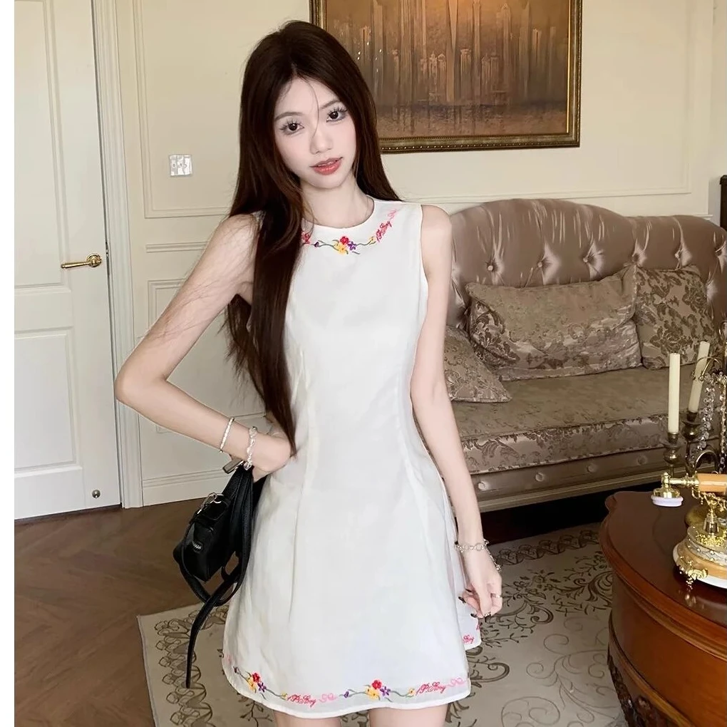 白色亚麻刺绣背心连衣裙女春夏挖肩设计感收腰无袖短裙