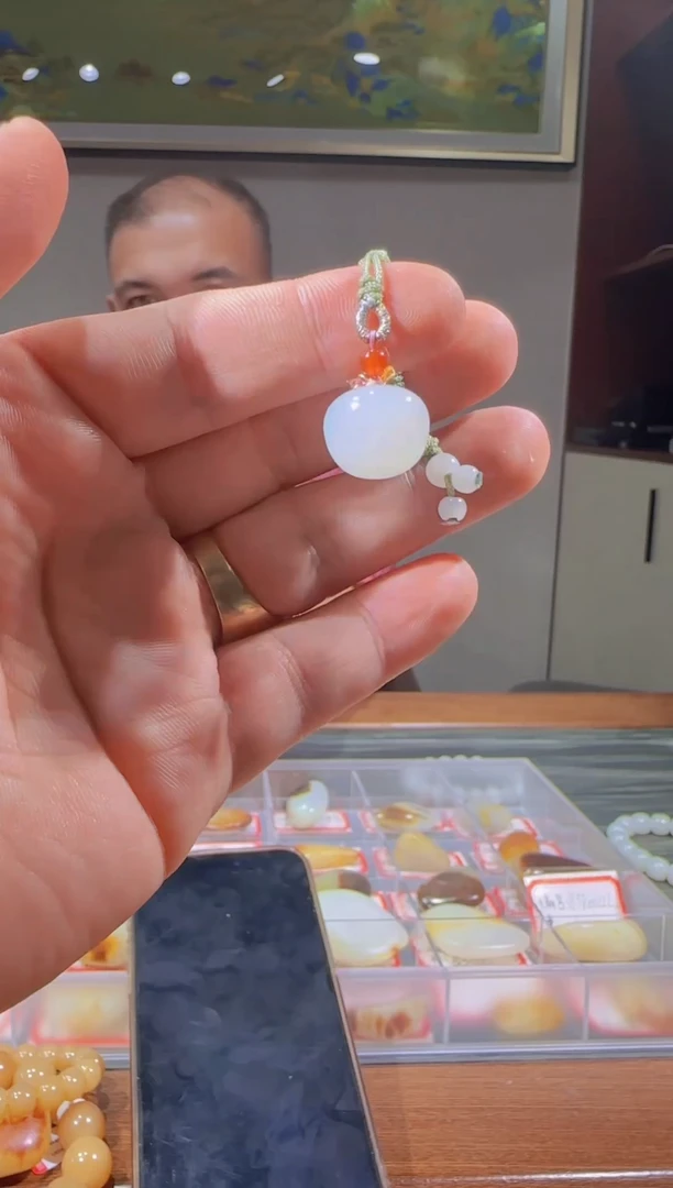 未镶嵌和田玉挂件和田玉苹果挂件多样性发其一