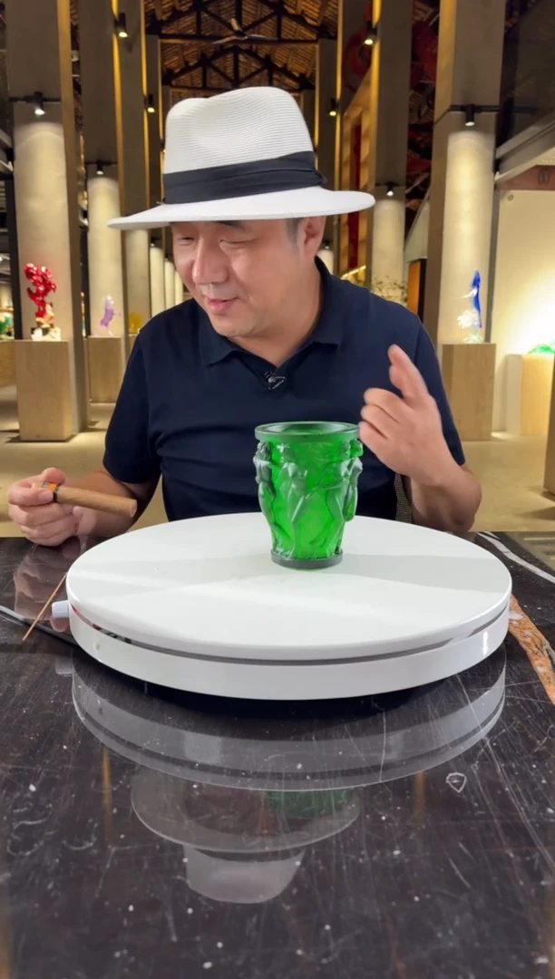 摆件祖母绿酒神笔筒