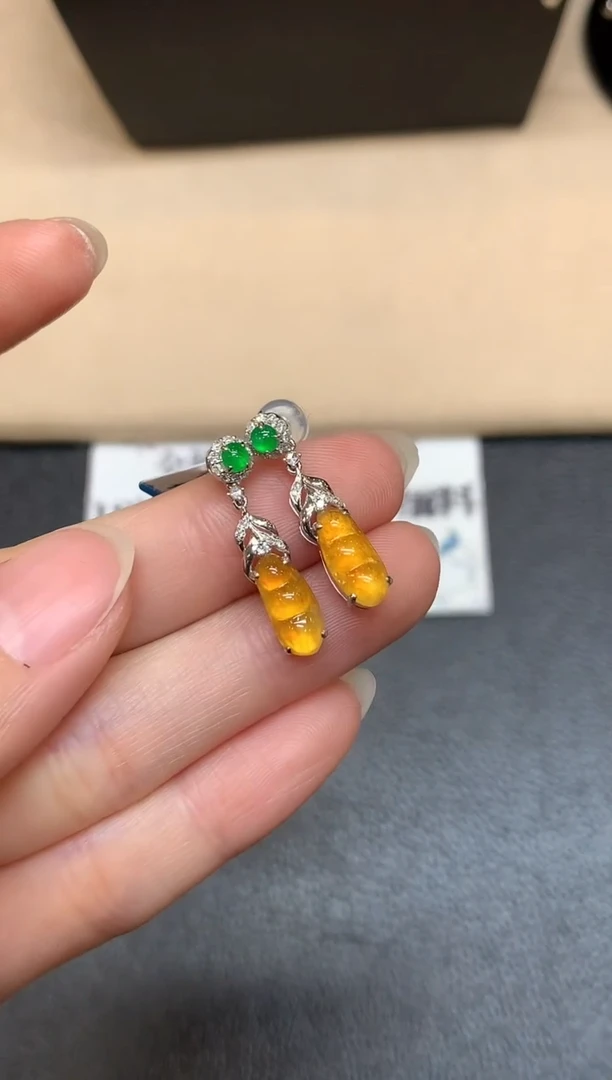 18K金镶嵌翡翠耳饰福豆【无服务费