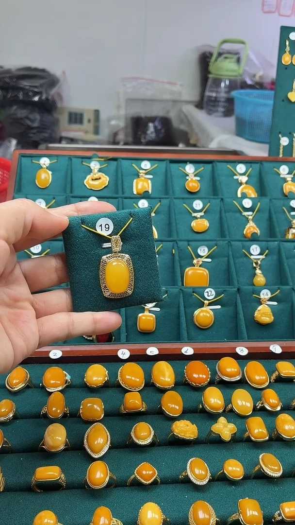 琥珀颈饰银S925镶嵌蜜蜡吊坠