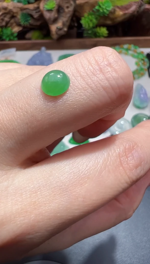 未镶嵌定制翡翠6.7*6.4*2.9绿蛋