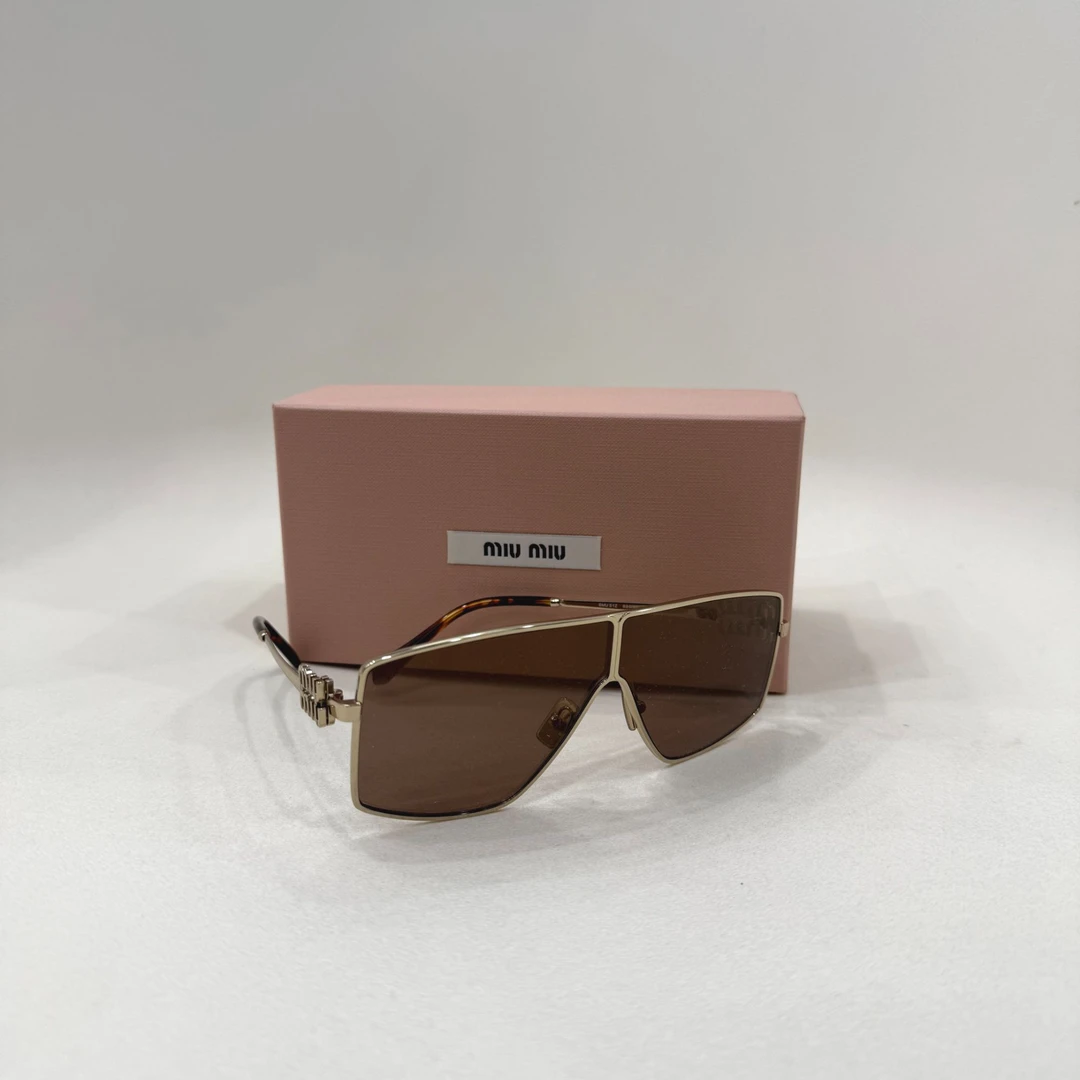 未使用 MIU MIU/缪缪 镜腿浮雕logo太阳眼镜