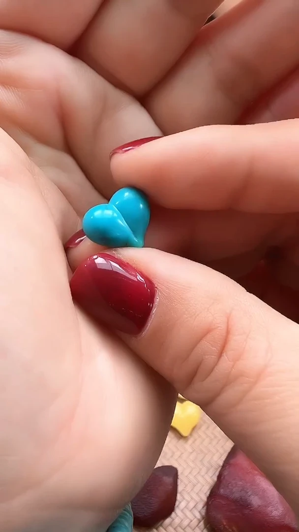 未镶嵌绿松石屁桃原矿高瓷高蓝绿松11*13*6mm