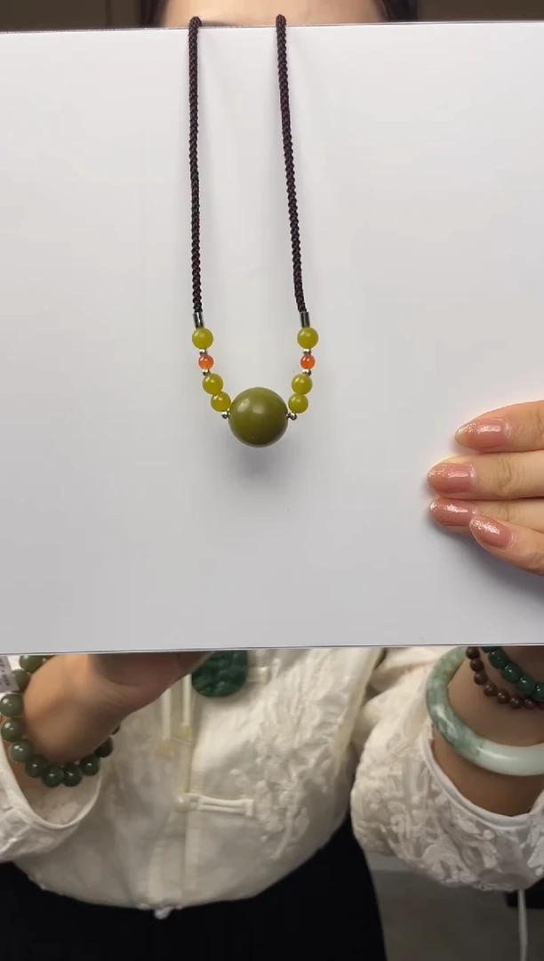 未镶嵌岫玉颈饰1