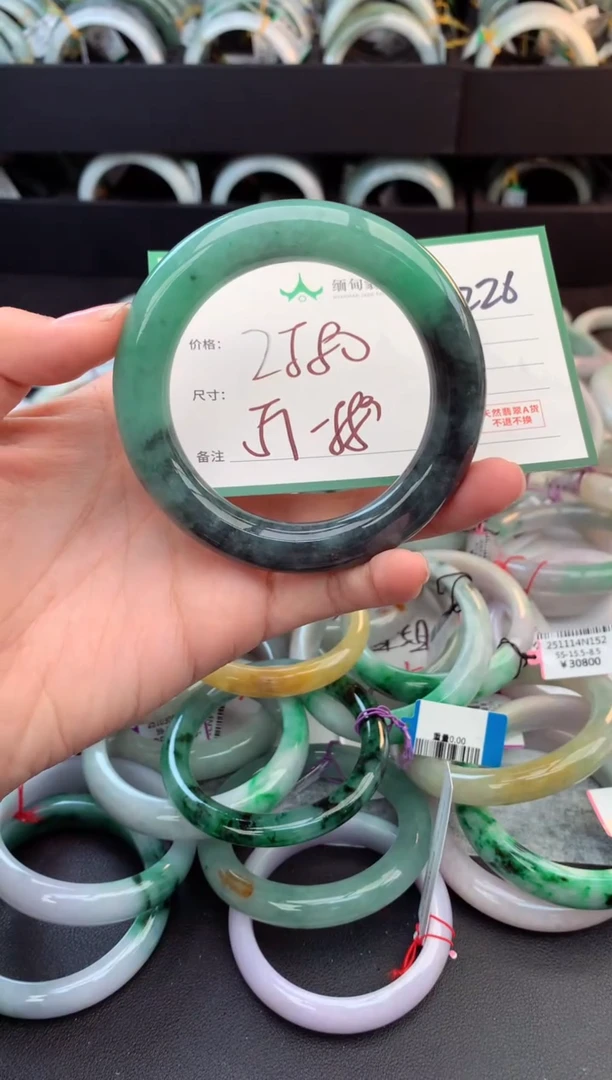 未镶嵌定制翡翠毛货需精细抛光+多人