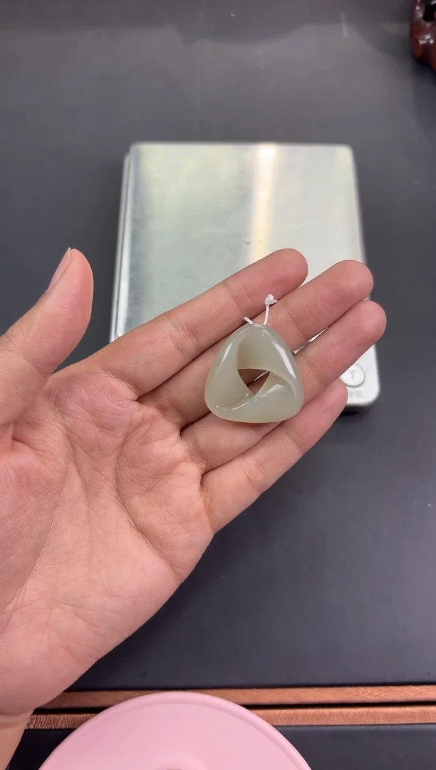 【闪购商品】和田玉吊坠(赠链)未镶嵌且末微色差近矿吊坠L