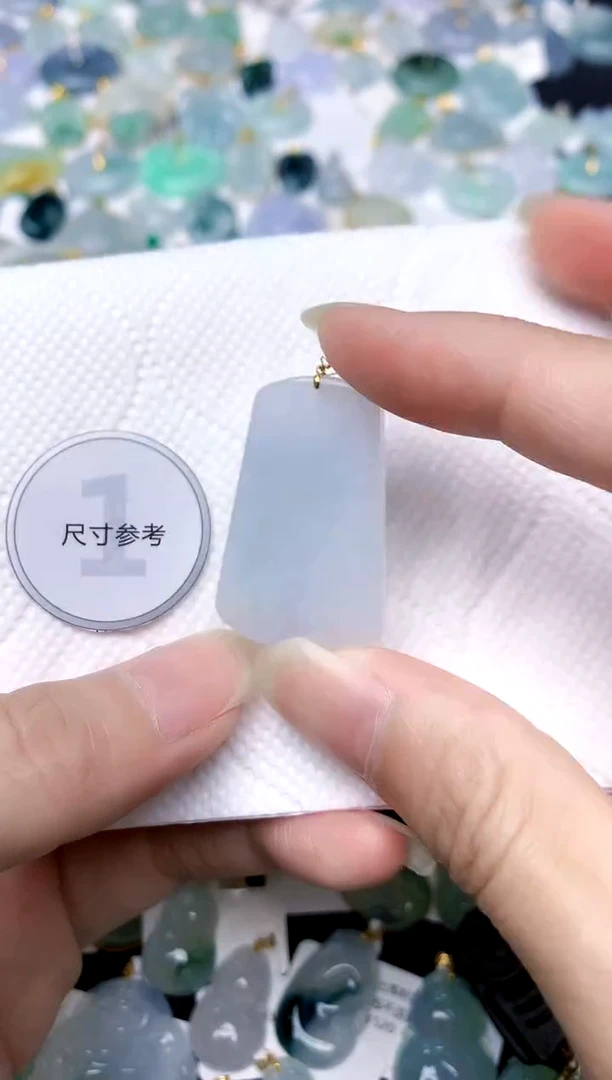 颈饰18K金镶嵌翡翠天然A货翡翠