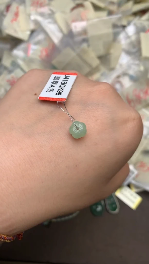 翡翠挂件未镶嵌  —