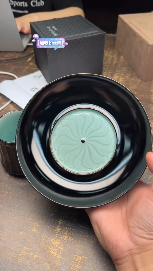 黄灿墨玉绽莲壶承