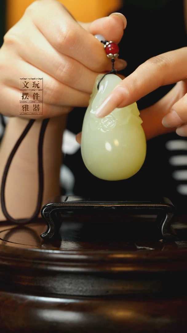 玉《钱袋子富得流油》手把件摆件