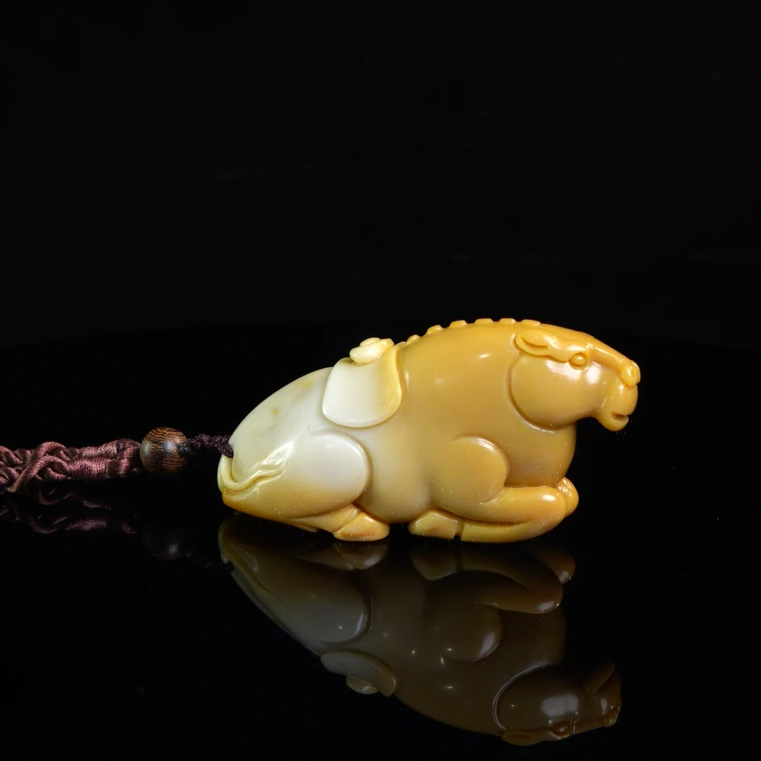 Lot.33.黄白芙蓉马上有财手把件125.6克8.5x2.5x4.3cm