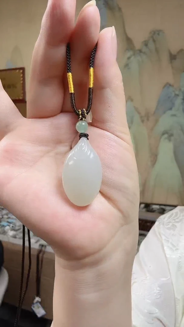 和田玉未镶嵌颈饰.