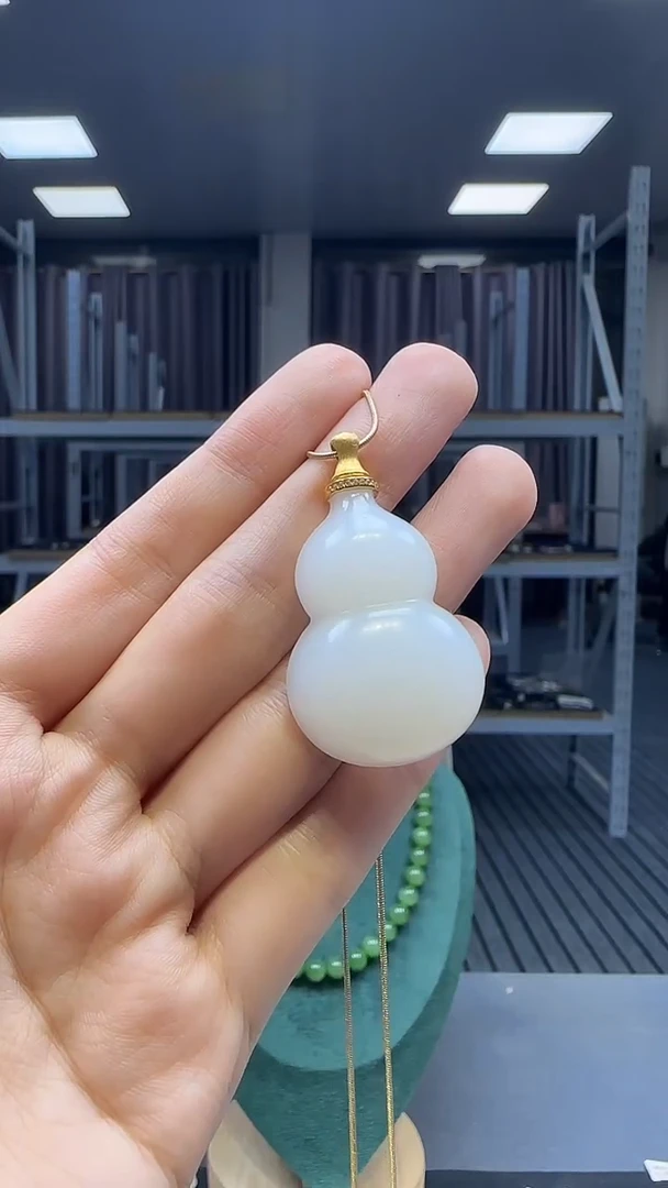 18K金镶嵌和田玉挂件 不含链