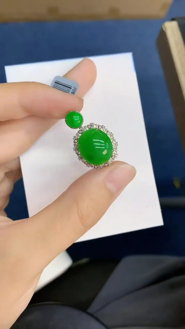 翡翠18K金镶嵌颈饰             8