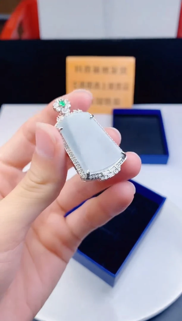颈饰未镶嵌翡翠