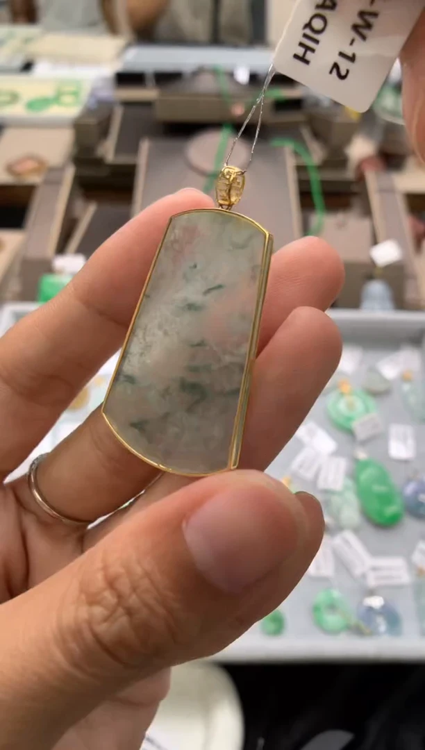 颈饰18K金镶嵌翡翠无事牌