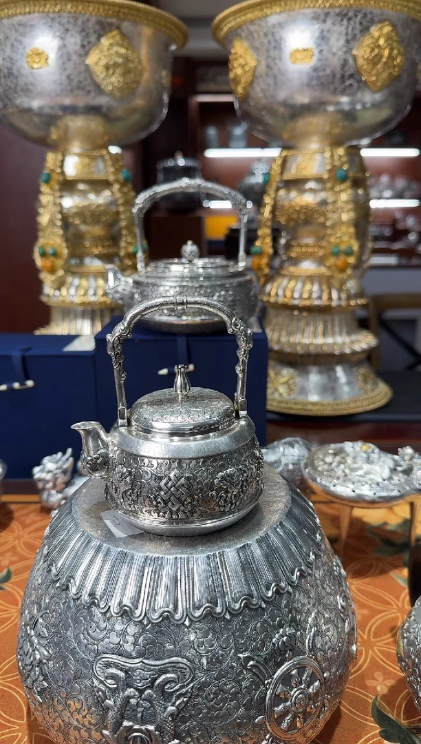 ?****播大师工经典八宝足银999泡茶壶