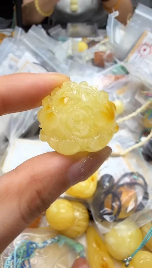 裸石琥珀未镶嵌如图