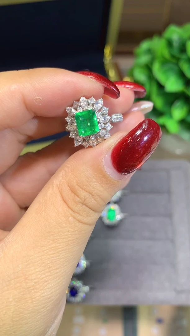 18K金镶嵌戒指祖母绿1.06ct