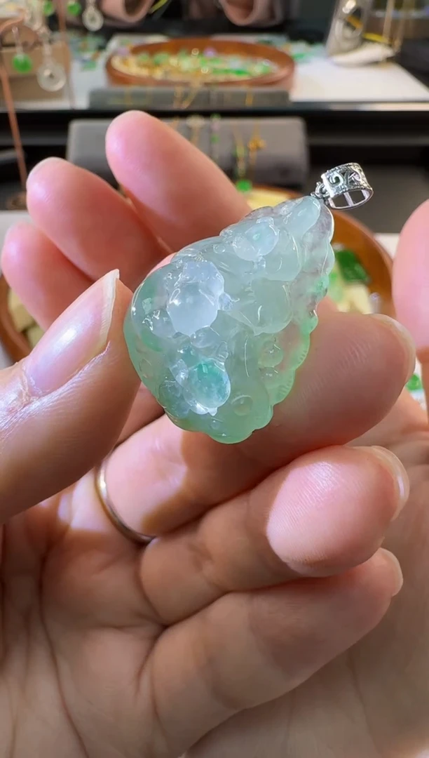 【闪购商品】翡翠颈饰18K金镶嵌缅甸翡翠A货吊坠