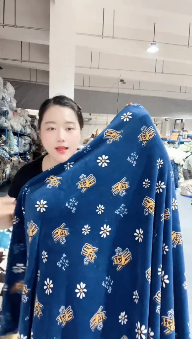 牛奶绒牛奶绒主播手上展示产品
