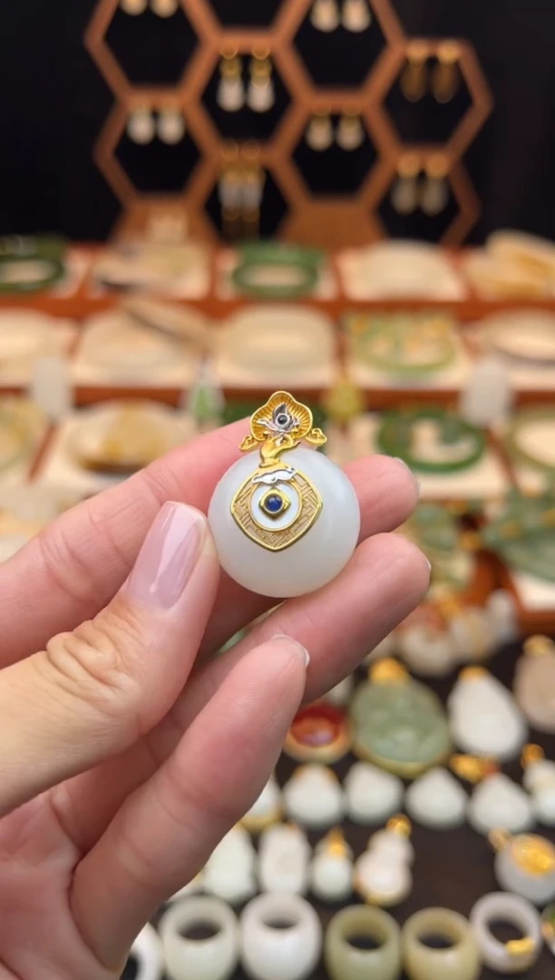 18K金镶嵌和田玉挂件精品