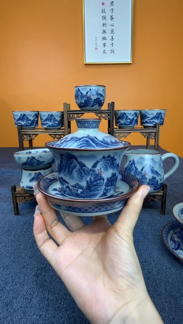 一**容釉里红单盖碗