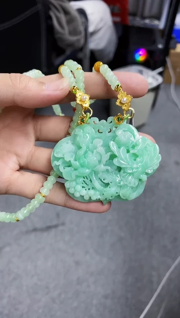 颈饰未镶嵌翡翠吊坠