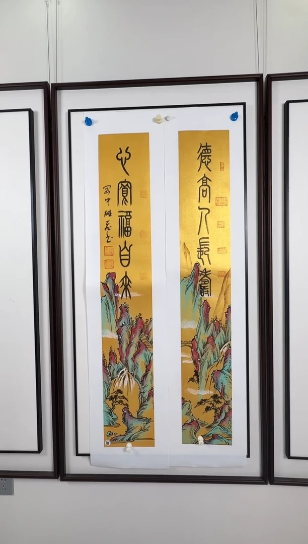 国画金箔红山德高对联