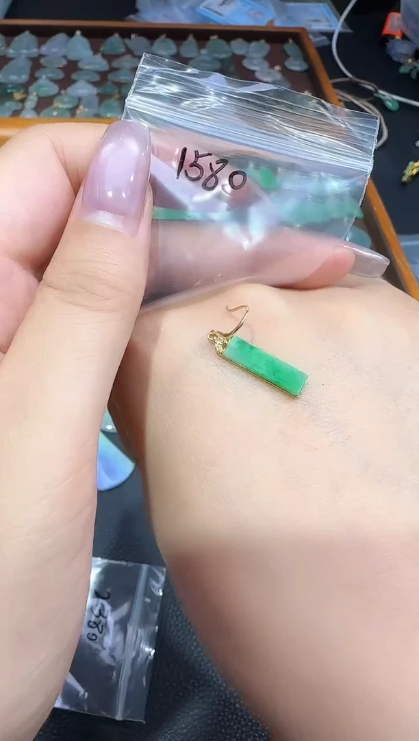 翡翠18K金镶嵌耳饰250601140一对