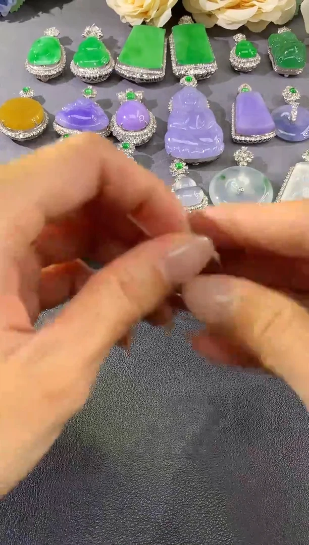 18K金镶嵌翡翠耳饰A10多样性发其一