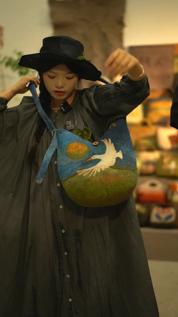 18轲人手工羊毛毡包包