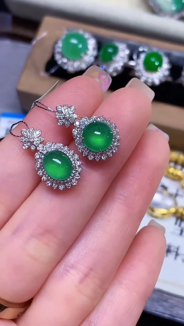 吊坠(不含链)18K金镶嵌翡翠多样性发其一