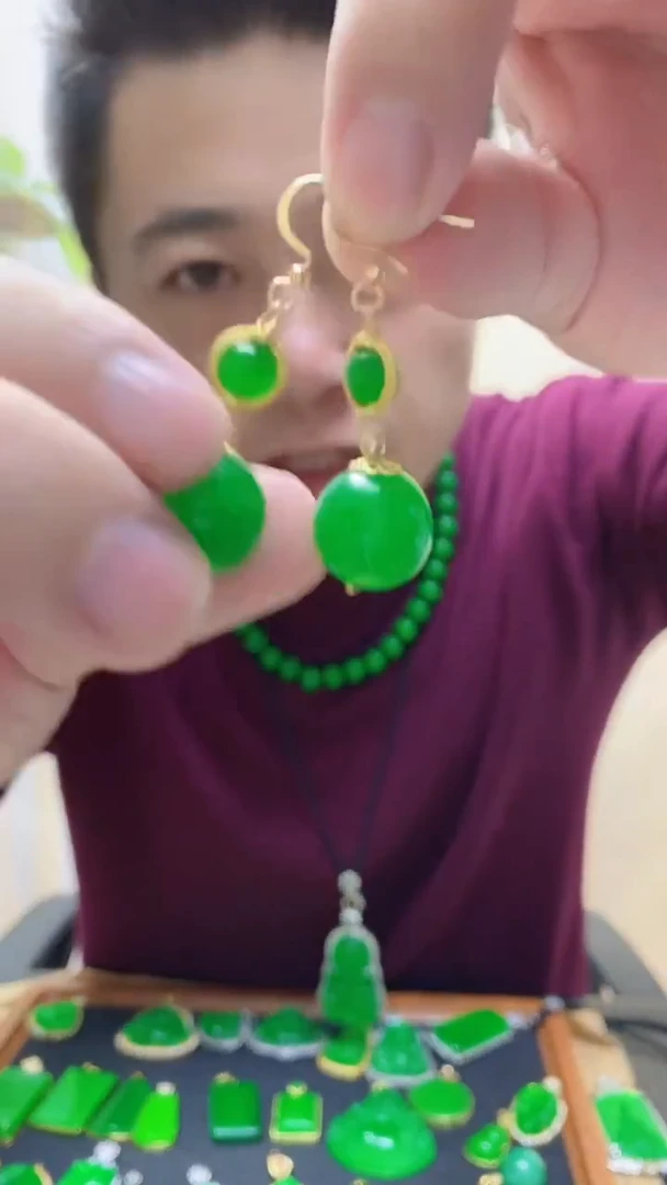 14K金镶嵌翡翠耳饰翡翠耳钩