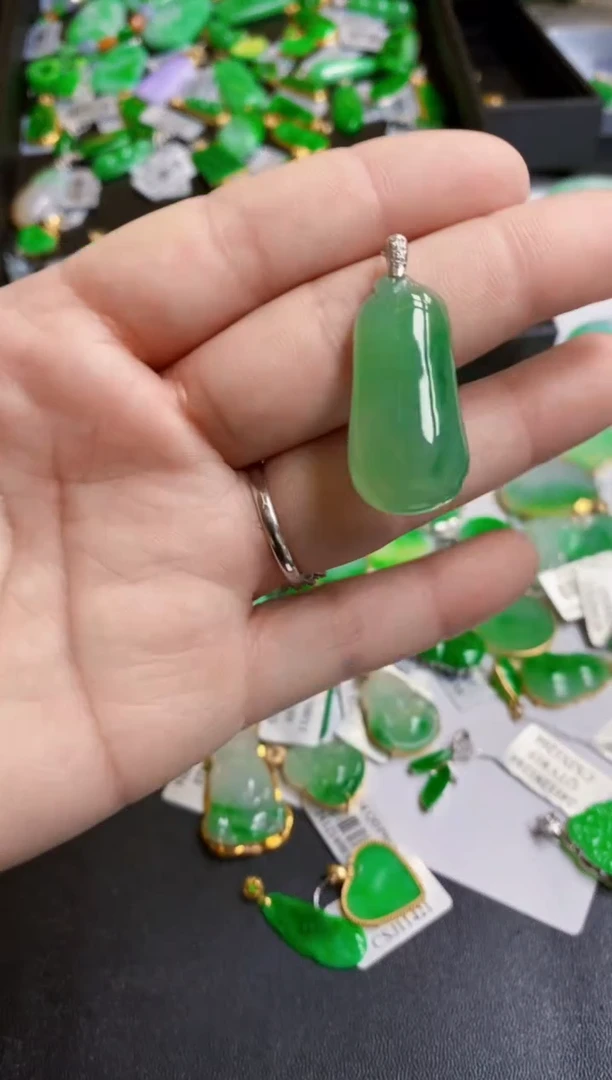 【闪购商品】翡翠颈饰18K金镶嵌瓜