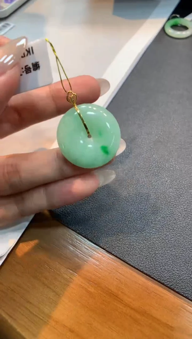 翡翠18K金镶嵌颈饰平安扣