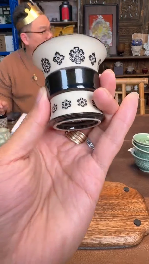 【闪购商品】瓷片@@乌金釉宝相花樽杯1703