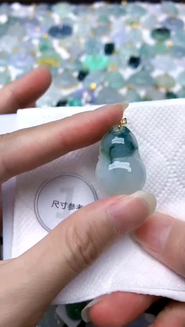 颈饰18K金镶嵌翡翠天然A货翡翠