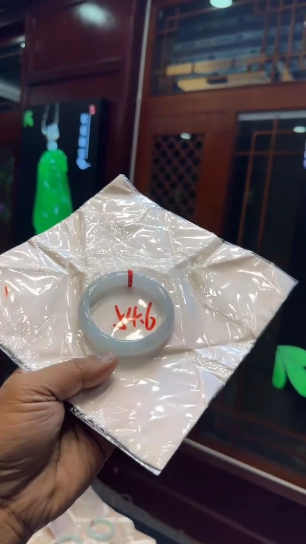 翡翠手镯未镶嵌手镯
