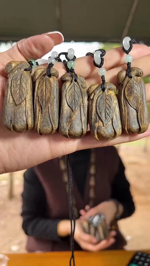 【闪购商品】沉香吊坠张勺子兰花雕刻5克吊坠多样性发一个