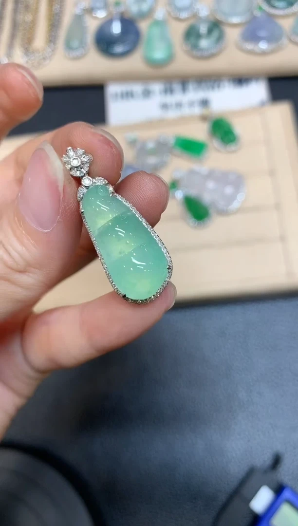 【闪购商品】翡翠颈饰18K金镶嵌福豆【无服务费