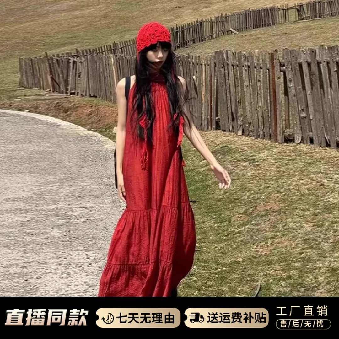 新疆川西沙漠旅游穿搭红色挂脖连衣裙女夏季度假风宽松无袖长裙子