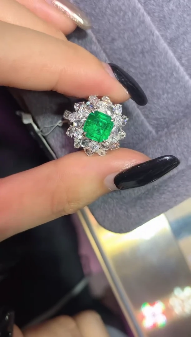 18K金镶嵌戒指祖母绿1.33CT