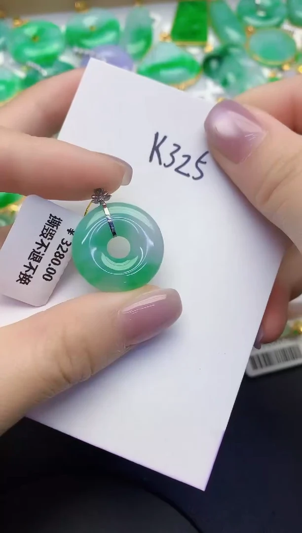 颈饰18K金镶嵌翡翠缅甸天然翡翠A货