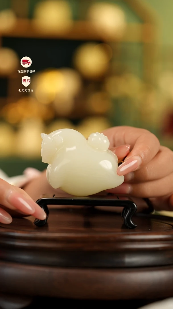 云南石竹叶青雕刻：牛市在握手把件