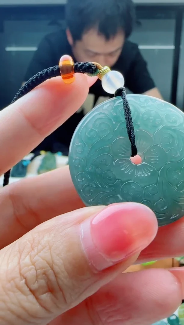 翡翠未镶嵌颈饰多样性发货其中一件