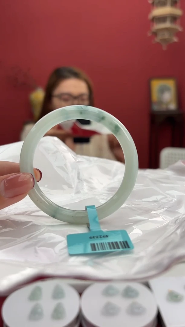 【闪购商品】翡翠手镯（圆镯）未镶嵌18手镯