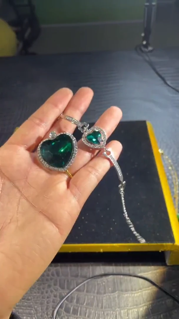 无非金属绿精灵吊坠手串一套